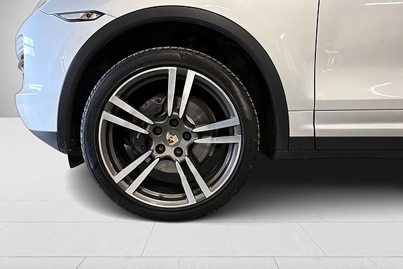 Porsche Cayenne 9 of 30