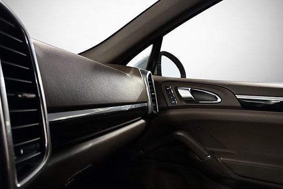 Porsche Cayenne 24 of 30