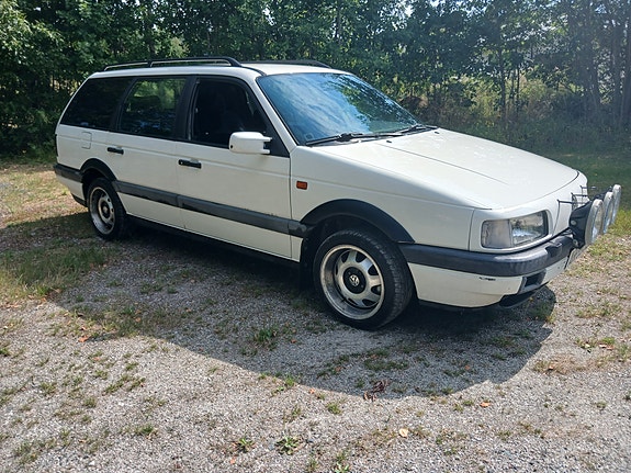 Volkswagen Passat 3 of 21