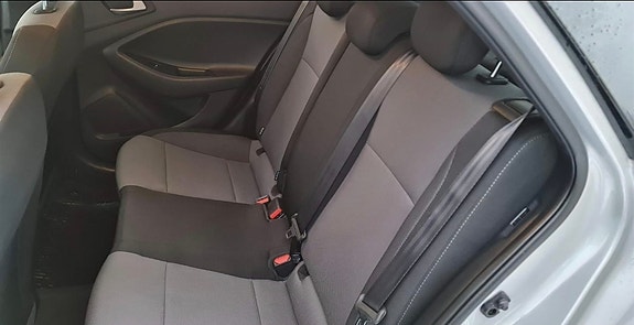 Hyundai i20 7 of 16