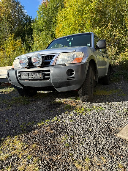 Mitsubishi Pajero 2 of 19