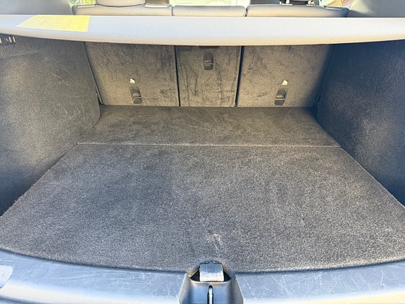 Tesla Model Y 9 of 20
