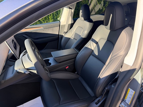Tesla Model Y 11 of 20