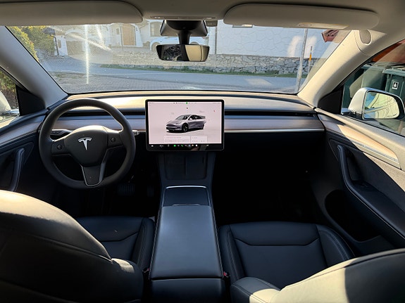 Tesla Model Y 12 of 20