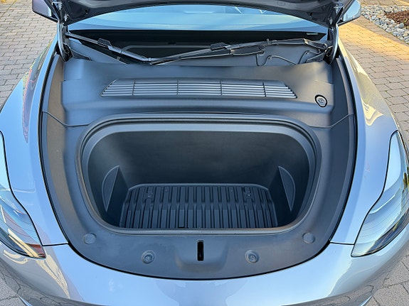Tesla Model Y 8 of 20
