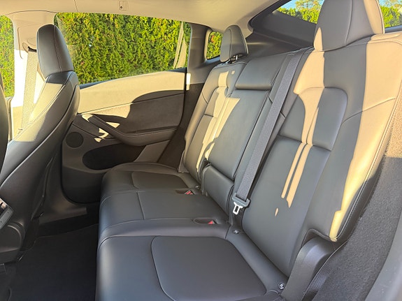 Tesla Model Y 13 of 20