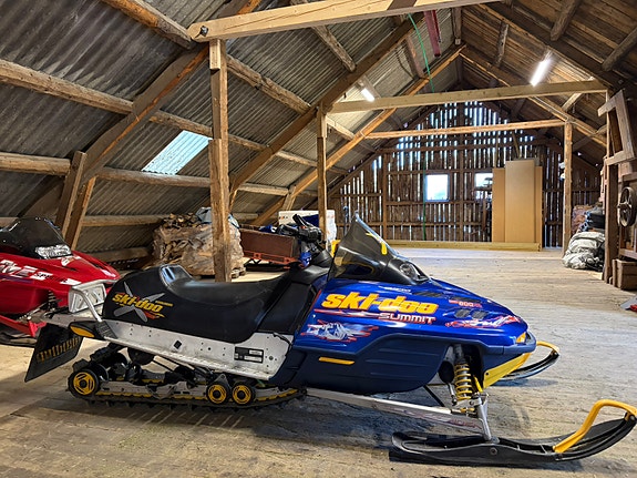 Ski-doo Summit 2 of 16
