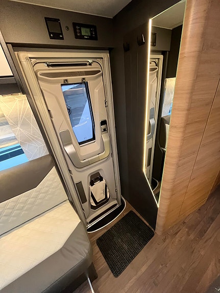 Knaus L!VE TI 700 MEG Platinum Selection // 180 HK, 8-trinns automat, Alde varme , Enkle senger, adaptive fartsholder 13 of 24