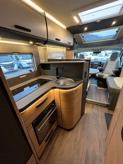 Knaus L!VE TI 700 MEG Platinum Selection // 180 HK, 8-trinns automat, Alde varme , Enkle senger, adaptive fartsholder 12 of 24