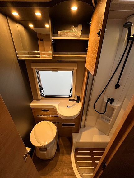 Knaus L!VE TI 700 MEG Platinum Selection // 180 HK, 8-trinns automat, Alde varme , Enkle senger, adaptive fartsholder 20 of 24