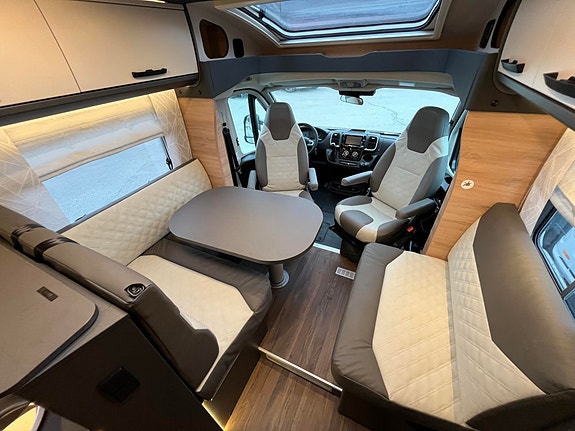 Knaus L!VE TI 700 MEG Platinum Selection // 180 HK, 8-trinns automat, Alde varme , Enkle senger, adaptive fartsholder 9 of 24