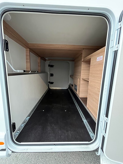 Knaus L!VE TI 700 MEG Platinum Selection // 180 HK, 8-trinns automat, Alde varme , Enkle senger, adaptive fartsholder 21 of 24