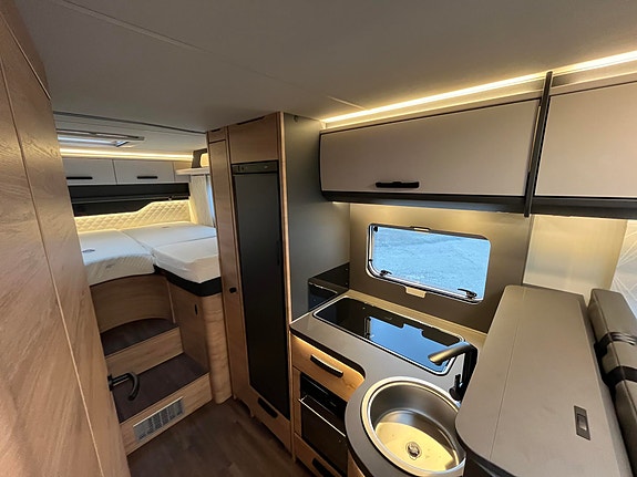 Knaus L!VE TI 700 MEG Platinum Selection // 180 HK, 8-trinns automat, Alde varme , Enkle senger, adaptive fartsholder 11 of 24