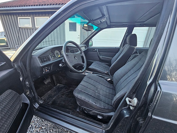 Mercedes-Benz 190 E 9 of 15