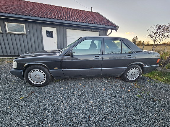 Mercedes-Benz 190 E 2 of 15