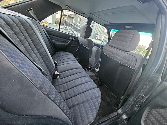 Mercedes-Benz 190 E 10 of 15