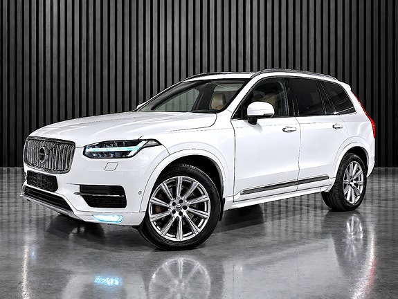 Volvo XC90 2 of 12