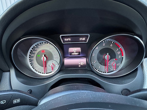 Mercedes-Benz GLA180 11 of 23