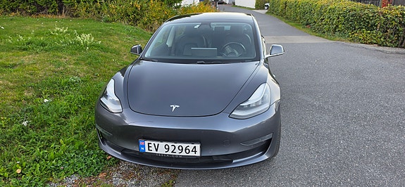 Tesla Model 3 2 of 7