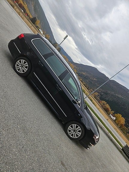 Volkswagen Passat 2 of 23