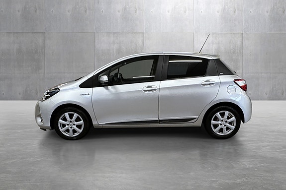 Toyota Yaris 2 of 29