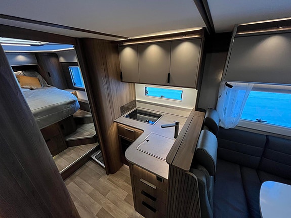 KABE Royal X 810 LQB // Queen bed, Senkeseng, skinn, Mercedes 170 hk, 9-Trinns automat// 18 of 30