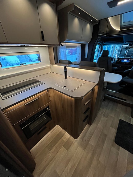 KABE Royal X 810 LQB // Queen bed, Senkeseng, skinn, Mercedes 170 hk, 9-Trinns automat// 21 of 30