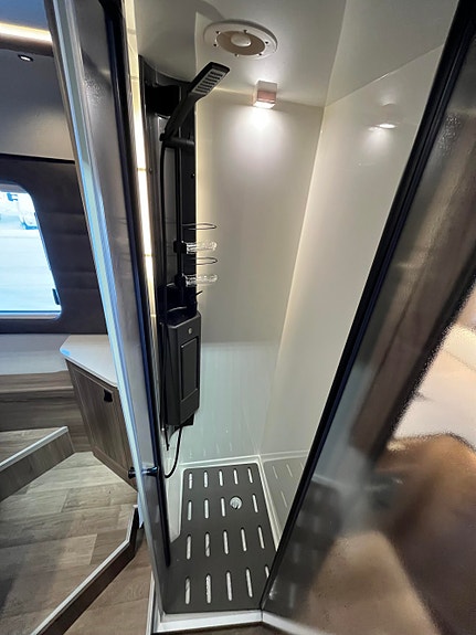 KABE Royal X 810 LQB // Queen bed, Senkeseng, skinn, Mercedes 170 hk, 9-Trinns automat// 26 of 30
