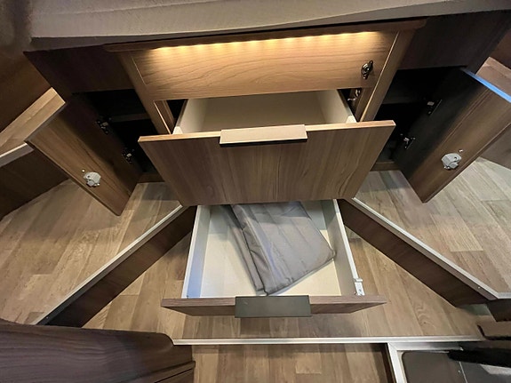 KABE Royal X 810 LQB // Queen bed, Senkeseng, skinn, Mercedes 170 hk, 9-Trinns automat// 23 of 30