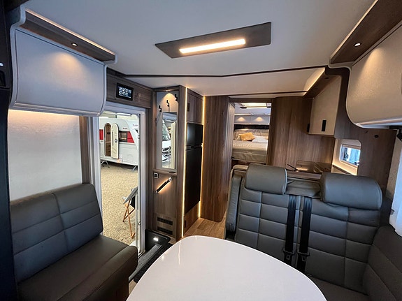 KABE Royal X 810 LQB // Queen bed, Senkeseng, skinn, Mercedes 170 hk, 9-Trinns automat// 16 of 30