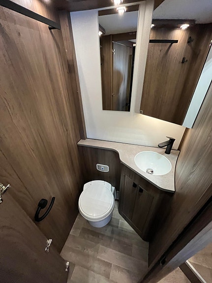 KABE Royal X 810 LQB // Queen bed, Senkeseng, skinn, Mercedes 170 hk, 9-Trinns automat// 28 of 30