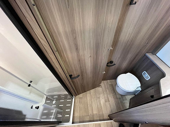 KABE Royal X 810 LQB // Queen bed, Senkeseng, skinn, Mercedes 170 hk, 9-Trinns automat// 27 of 30