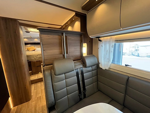 KABE Royal X 810 LQB // Queen bed, Senkeseng, skinn, Mercedes 170 hk, 9-Trinns automat// 17 of 30
