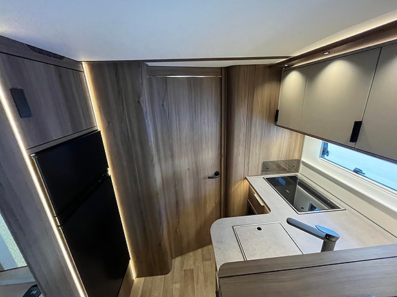 KABE Royal X 810 LQB // Queen bed, Senkeseng, skinn, Mercedes 170 hk, 9-Trinns automat// 20 of 30