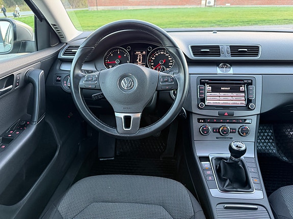 Volkswagen Passat 13 of 22