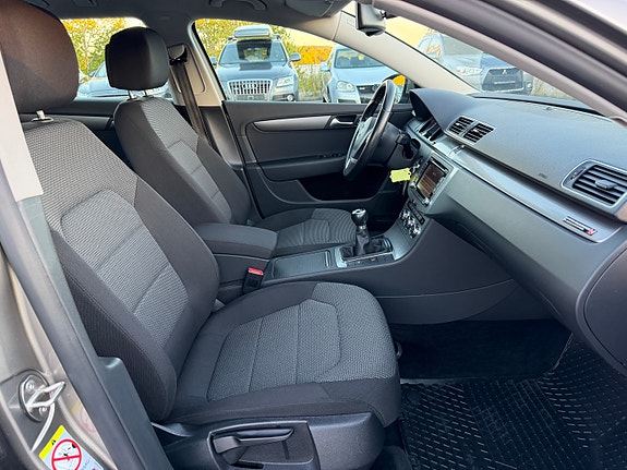Volkswagen Passat 17 of 22
