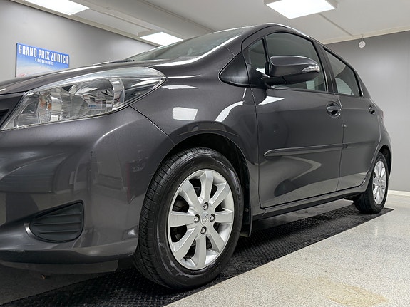 Toyota Yaris 12 of 30