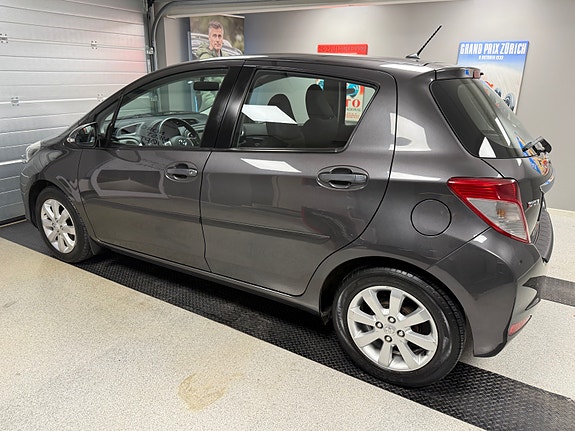 Toyota Yaris 9 of 30