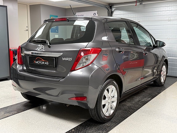 Toyota Yaris 6 of 30