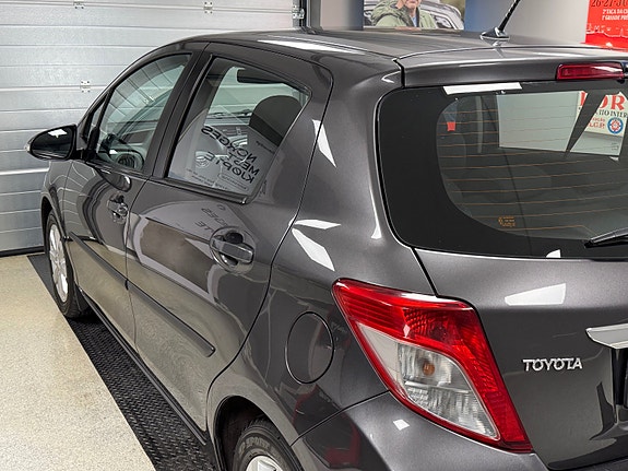 Toyota Yaris 10 of 30