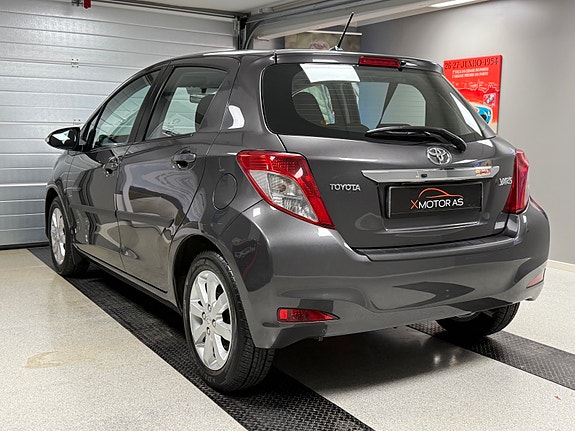 Toyota Yaris 8 of 30