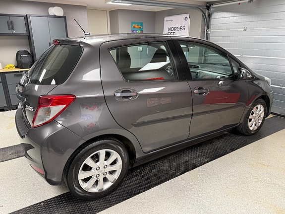 Toyota Yaris 5 of 30