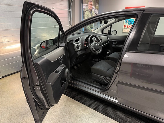 Toyota Yaris 24 of 30