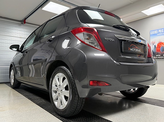 Toyota Yaris 11 of 30