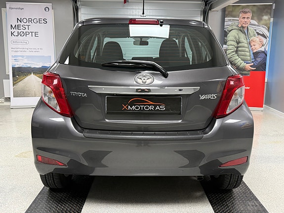 Toyota Yaris 7 of 30