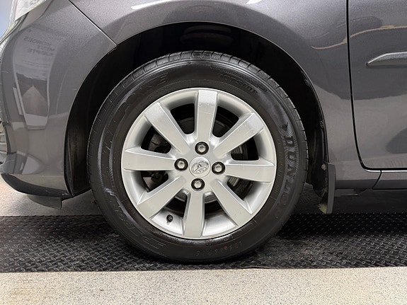 Toyota Yaris 13 of 30