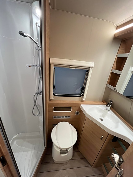 Knaus Südwind 580 QS Black Selection // Alde varme,Køyeseng, dusj// 5 of 6