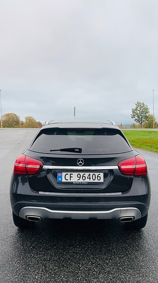 Mercedes-Benz GLA180 4 of 10