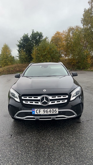 Mercedes-Benz GLA180 2 of 10