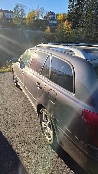 Toyota Avensis 2 of 9